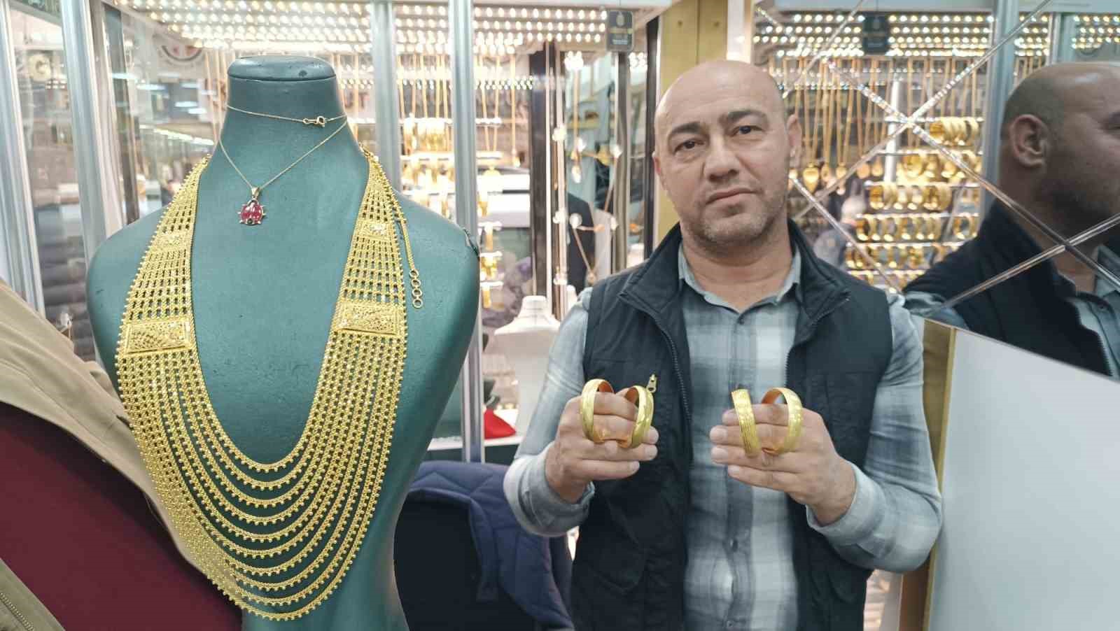 Altın fiyatları düştü, vatandaş kuyumculara akın etti 8 altin fiyatlari dustu vatandas kuyumculara akin etti 4