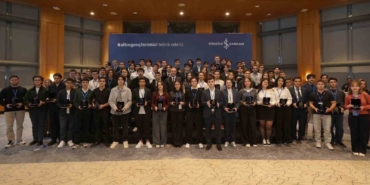 altin-gencler-gelenegiyle-54-yilda-4-bine-yakin-genc-odullendirildi-ZOik3V78.jpg