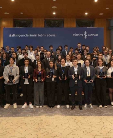 altin-gencler-gelenegiyle-54-yilda-4-bine-yakin-genc-odullendirildi-ZOik3V78.jpg