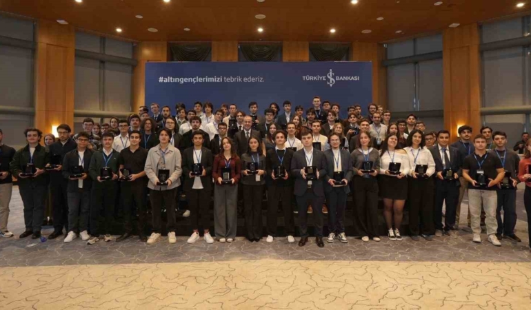 altin-gencler-gelenegiyle-54-yilda-4-bine-yakin-genc-odullendirildi-ZOik3V78.jpg