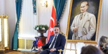 altin-karagoz-ekiplerinden-baskan-vekili-bibaya-ziyaret-qUfavl5q.jpg