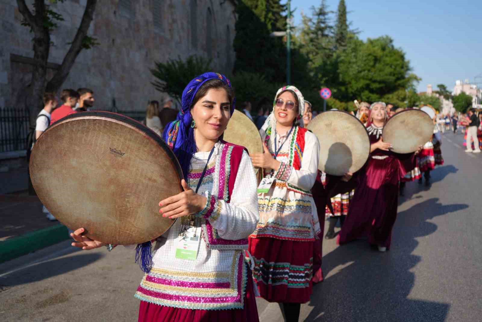 altin karagoz korteji bursa sokaklarini renklendirdi 11 285QI6GW