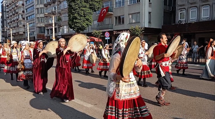 altin karagoz korteji bursa sokaklarini renklendirdi 2 gNtRAVrM