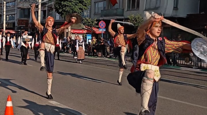 altin karagoz korteji bursa sokaklarini renklendirdi 3 vGzrN4di