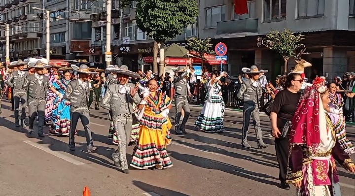altin karagoz korteji bursa sokaklarini renklendirdi 4