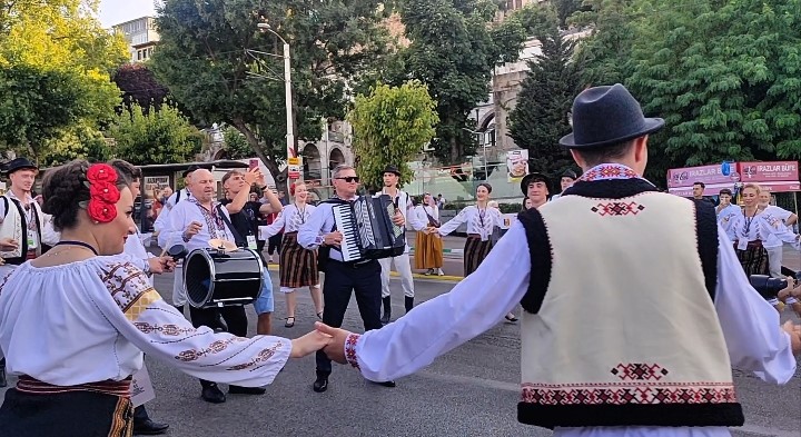 altin karagoz korteji bursa sokaklarini renklendirdi 6 6sRrJAvm