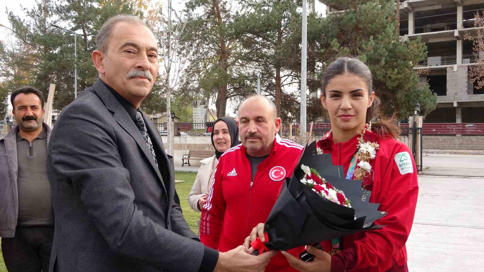 altin madalyali boksor evin erginoguz ciceklerle karsilandi 0 eVI7vVTF