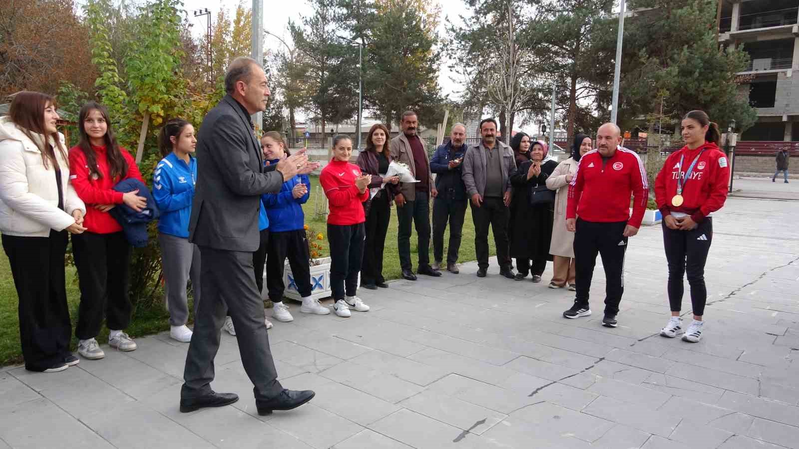 altin madalyali boksor evin erginoguz ciceklerle karsilandi 1 tDqTpXPZ