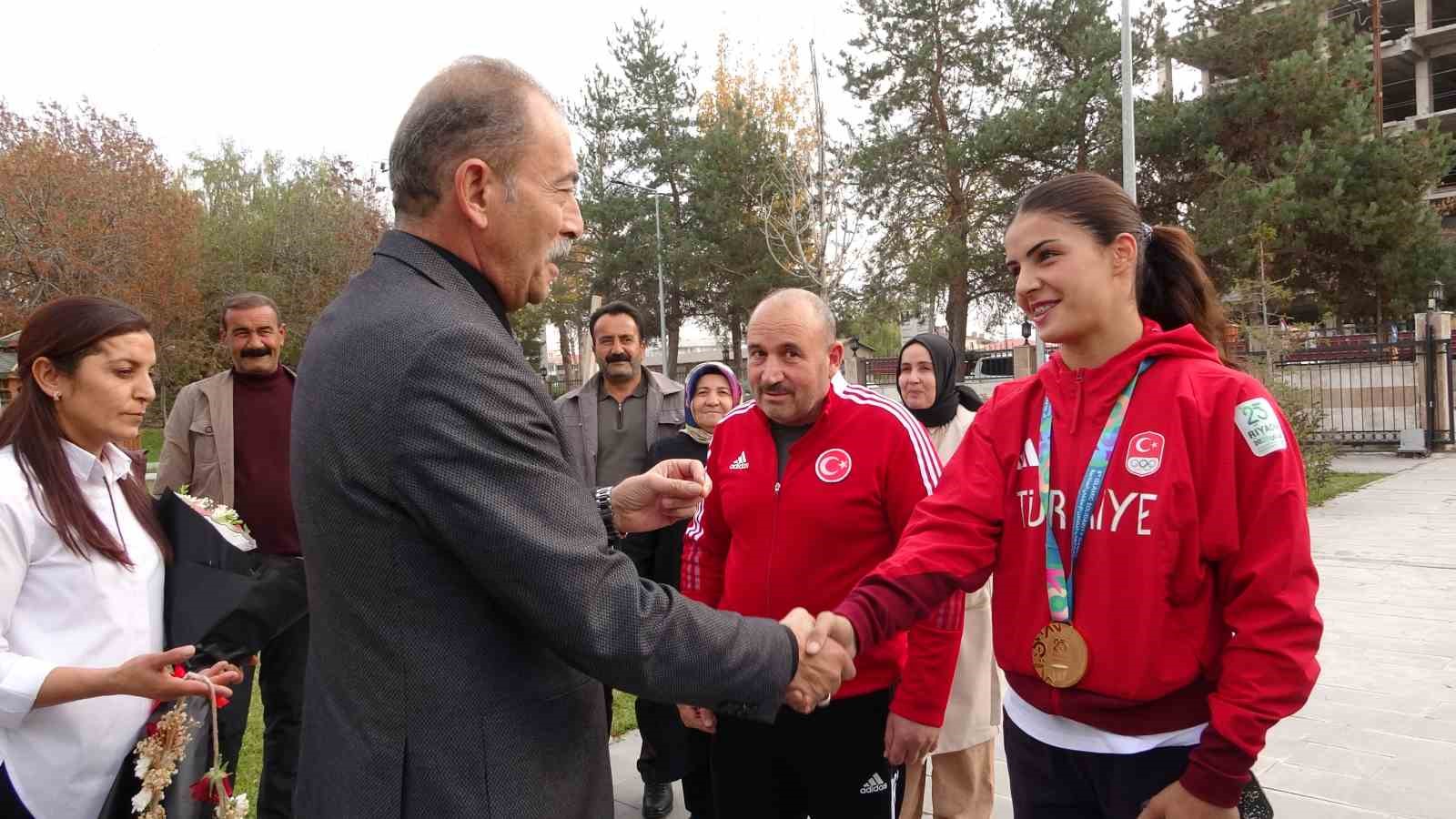 altin madalyali boksor evin erginoguz ciceklerle karsilandi 2 VzISKXJP