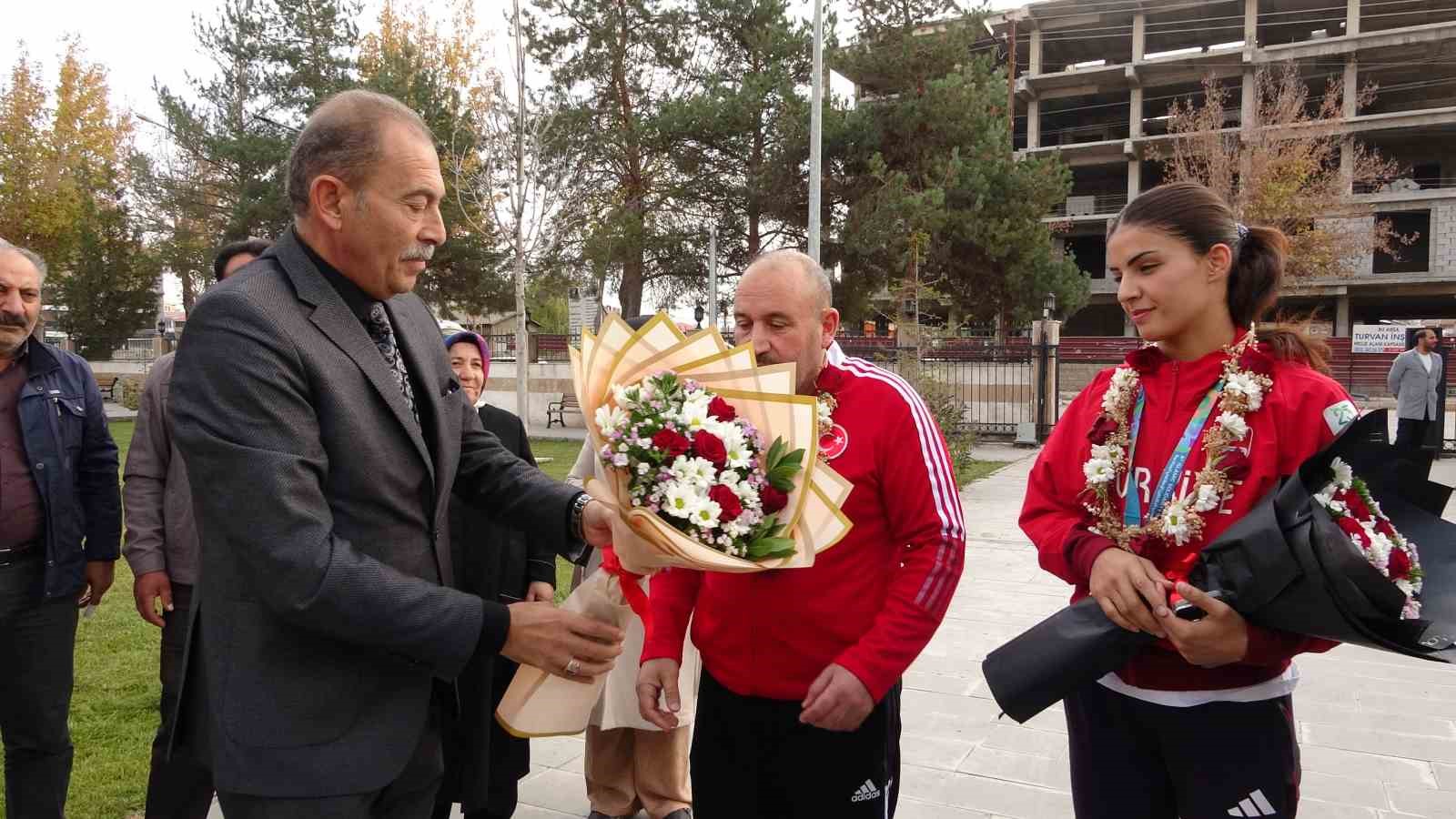 altin madalyali boksor evin erginoguz ciceklerle karsilandi 3 JIm3ljqt
