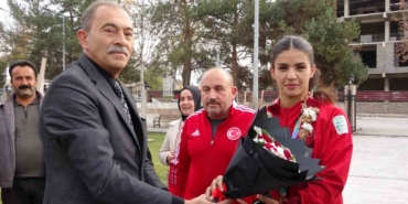 altin-madalyali-boksor-evin-erginoguz-ciceklerle-karsilandi-xxb8XVui.jpg