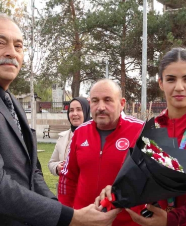 altin-madalyali-boksor-evin-erginoguz-ciceklerle-karsilandi-xxb8XVui.jpg
