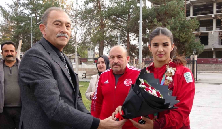 altin-madalyali-boksor-evin-erginoguz-ciceklerle-karsilandi-xxb8XVui.jpg