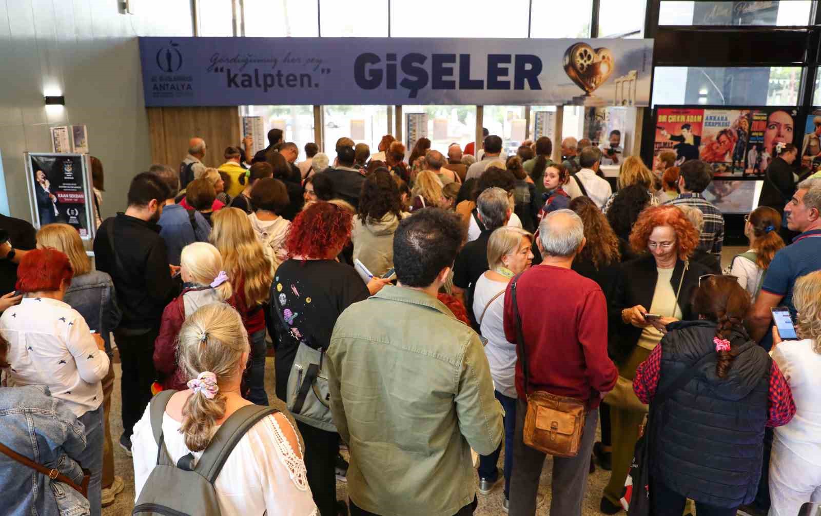 Altın Portakal Film Festivali biletlerine yoğun ilgi 4 altin portakal film festivali biletlerine yogun ilgi 0 MkHEYXlX