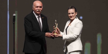 altin-portakalda-onur-emek-basari-odulleri-sahiplerini-buldu-9T8SBspv.jpg