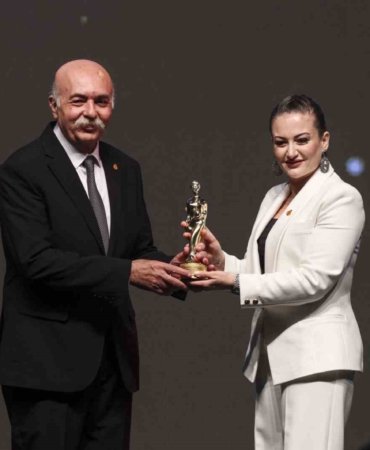altin-portakalda-onur-emek-basari-odulleri-sahiplerini-buldu-9T8SBspv.jpg
