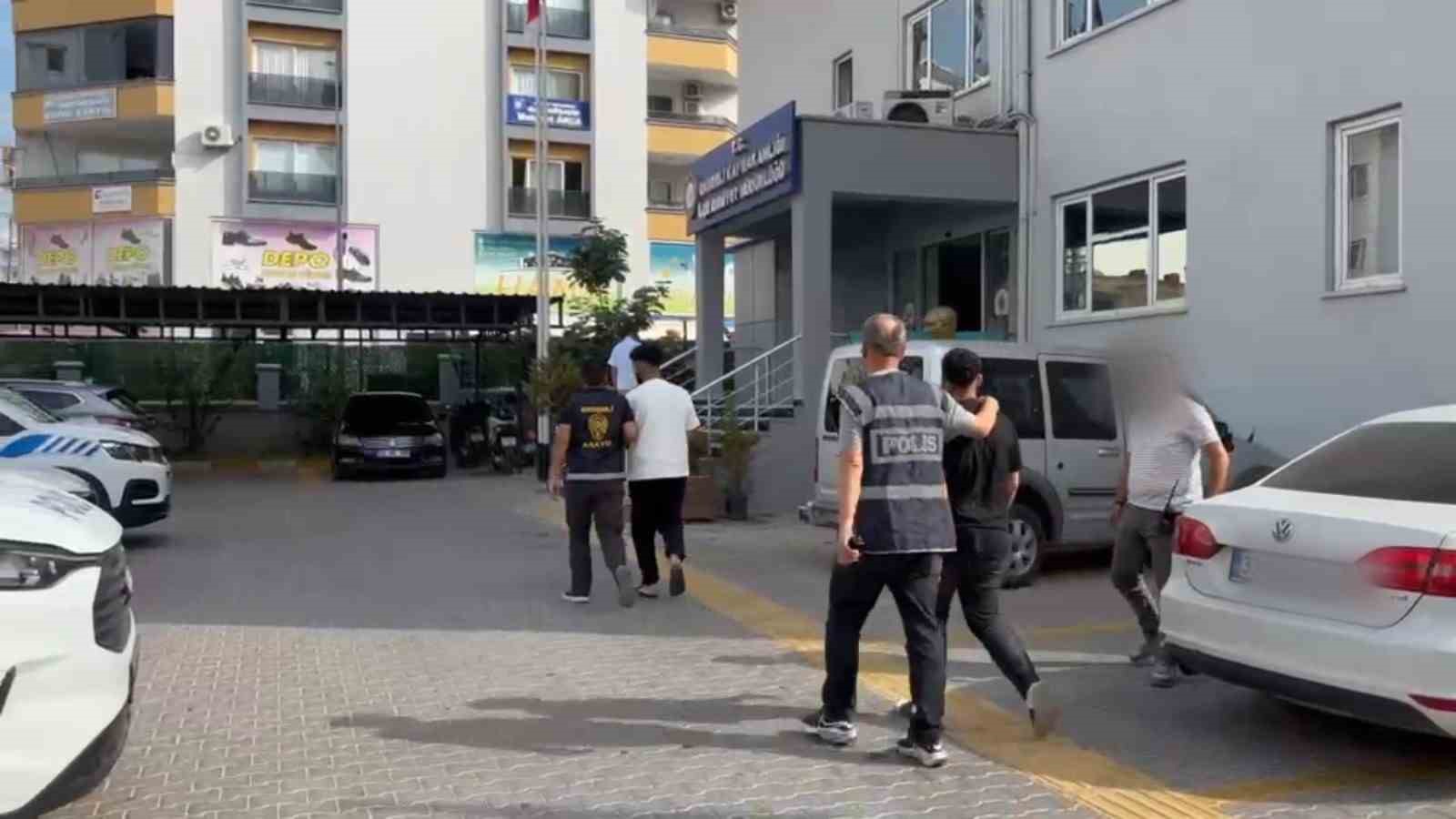 altin zincir gasp eden supheliler yakalandi 5 tutuklama 1 G8aSJClp