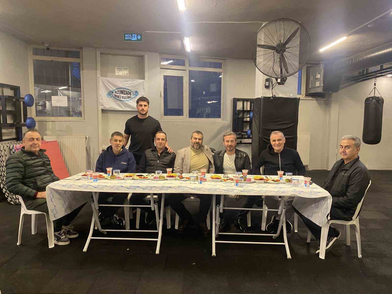 altunizade boks kulubu geleneksel iftar programinda bir araya geldi 0 JiAnwNlI