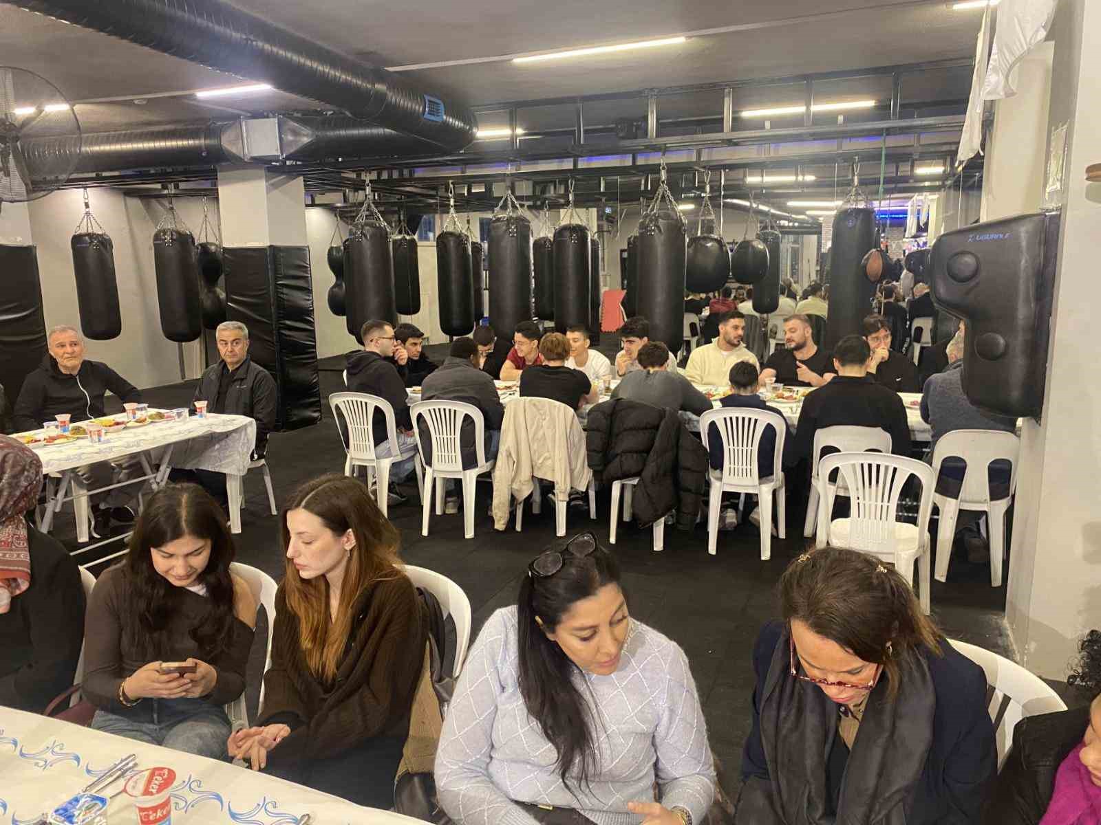 altunizade boks kulubu geleneksel iftar programinda bir araya geldi 1 ji11K5qJ