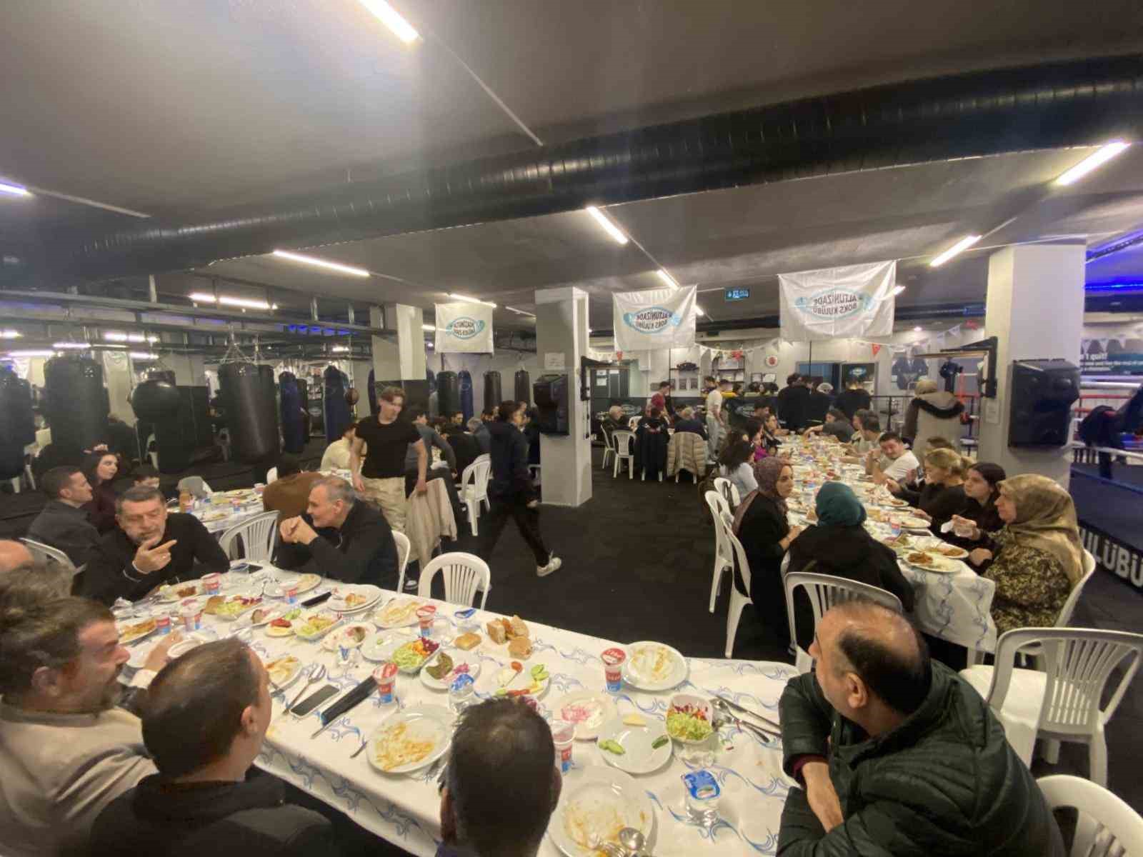 altunizade boks kulubu geleneksel iftar programinda bir araya geldi 2 bcq8zbjd
