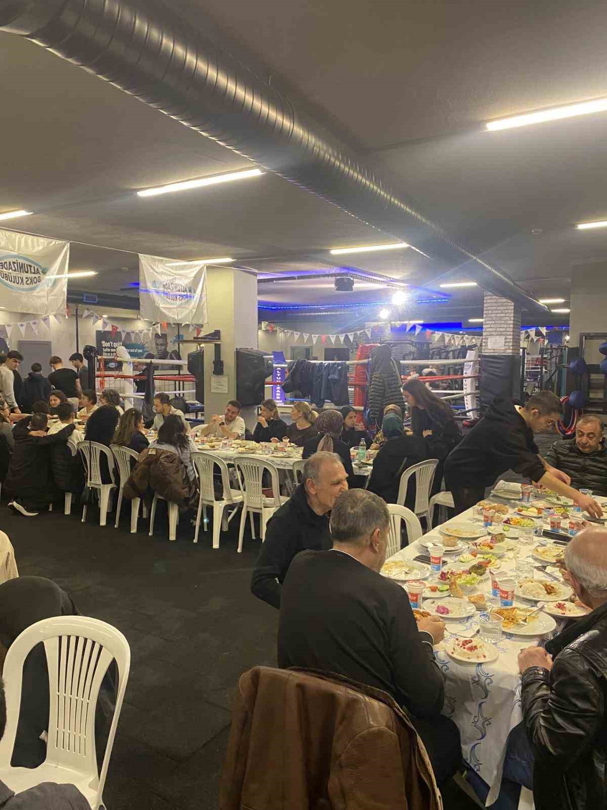 altunizade boks kulubu geleneksel iftar programinda bir araya geldi 4 TSdsTlE7
