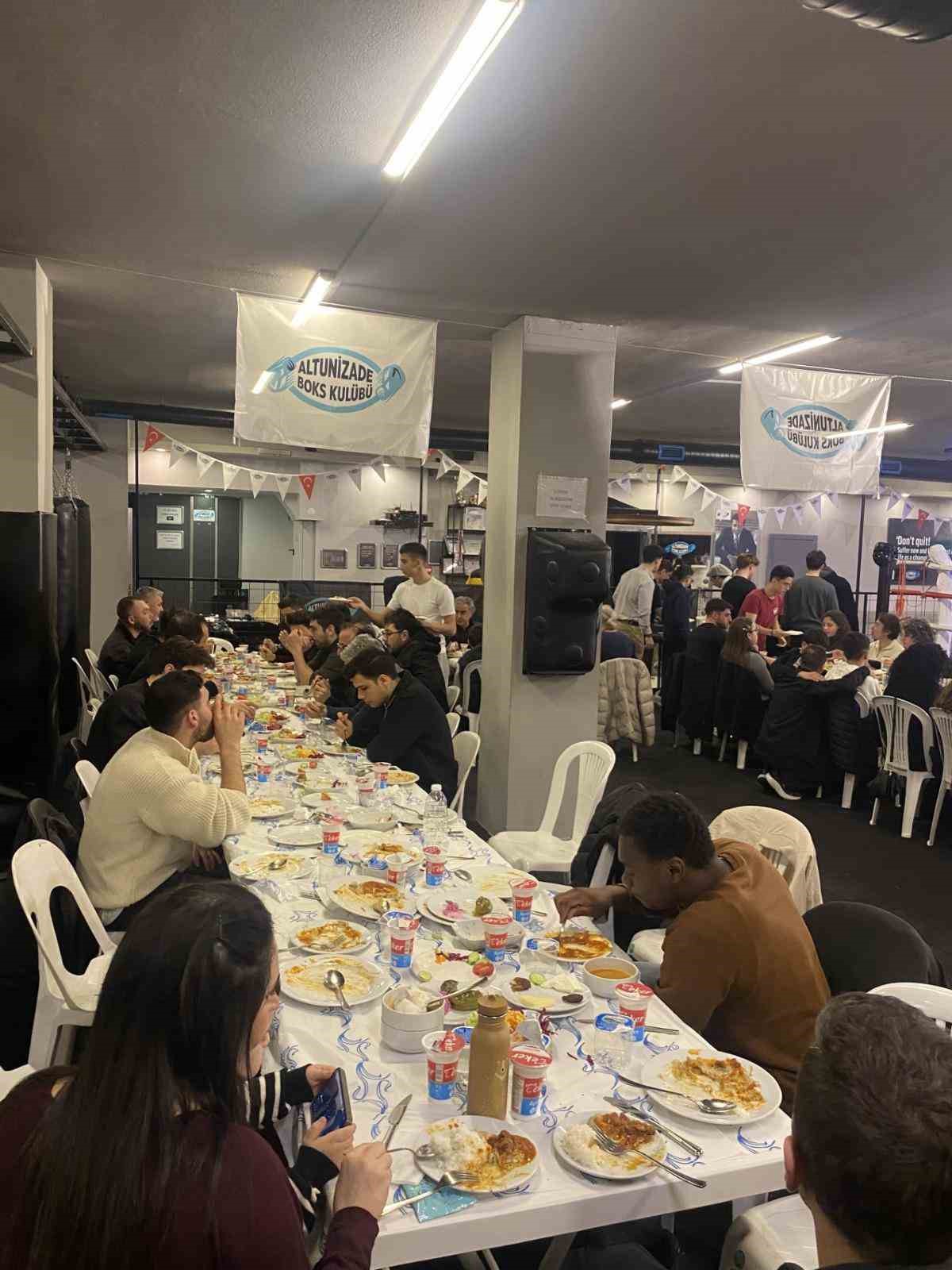 altunizade boks kulubu geleneksel iftar programinda bir araya geldi 5 KkDlZ8l3