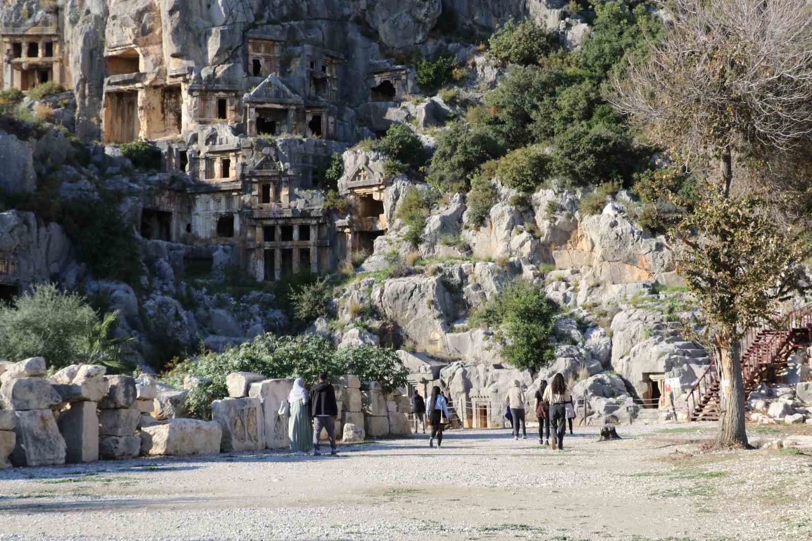 aluvyonlarla ortulu anadolunun pompeisi myrada kazilar ozel mulkiyet sinirlarinda ilerliyor 8 TO8pDgtS
