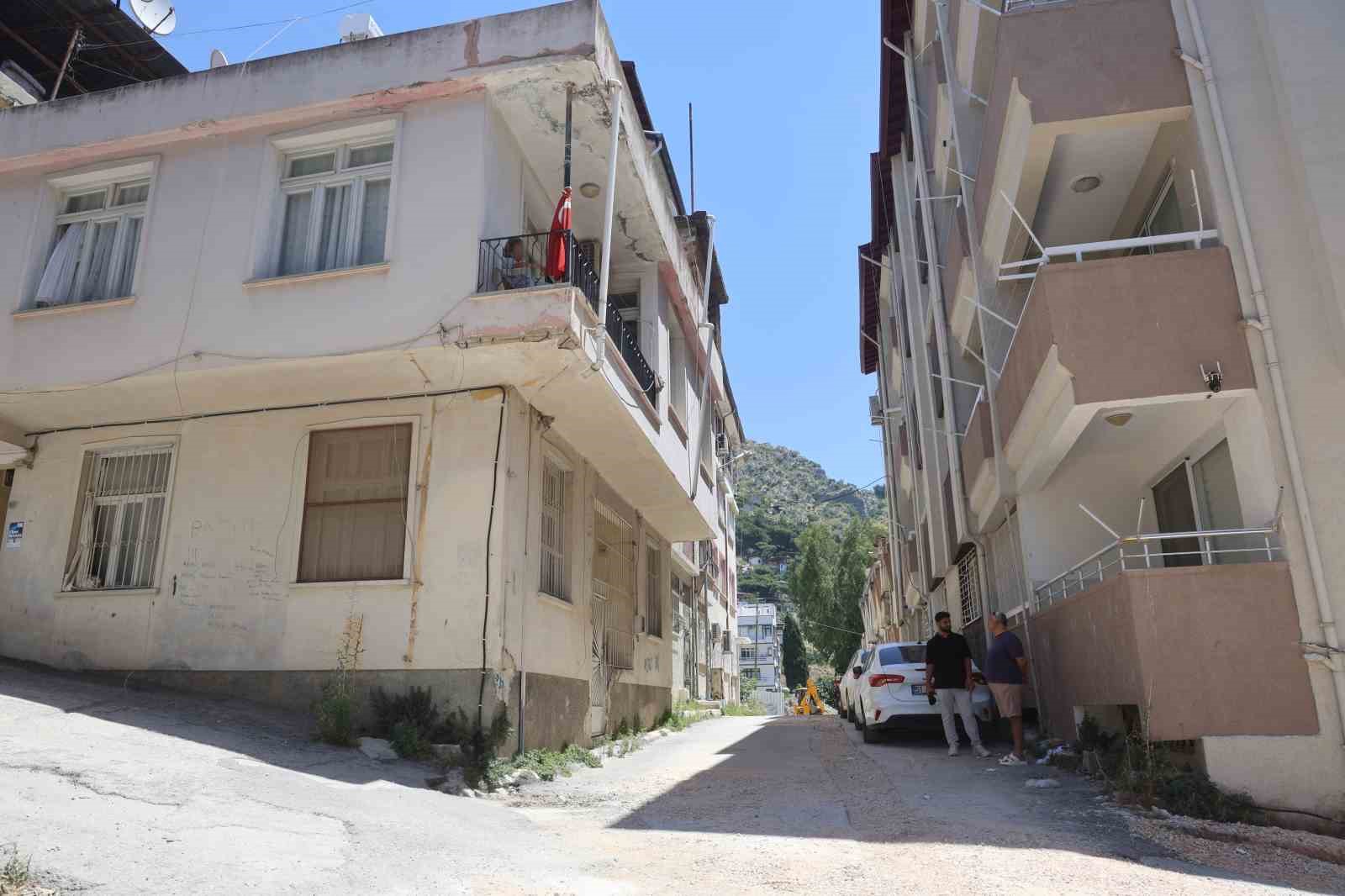 Alzaymır hastası yaşlı kadının "Allah’ım beni kurtarın, korkuyorum ve kimsem yok" bağrışları mahallenin vicdanını sızlatıyor 8 alzaymir hastasi yasli kadinin allahim beni kurtarin korkuyorum ve kimsem yok bagrislari mahallenin vicdanini ZPFAgJPW