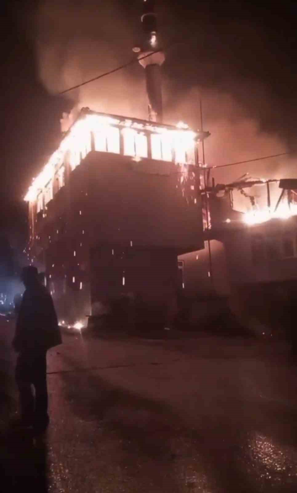 amasrada bir evde cikan yangin koy konagina ve camiye sicradi 2 QVGUshe1