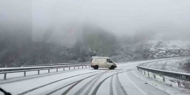 amasrada-kar-yagisi-suruculere-zor-anlar-yasatti-9nsnCHO9.jpg