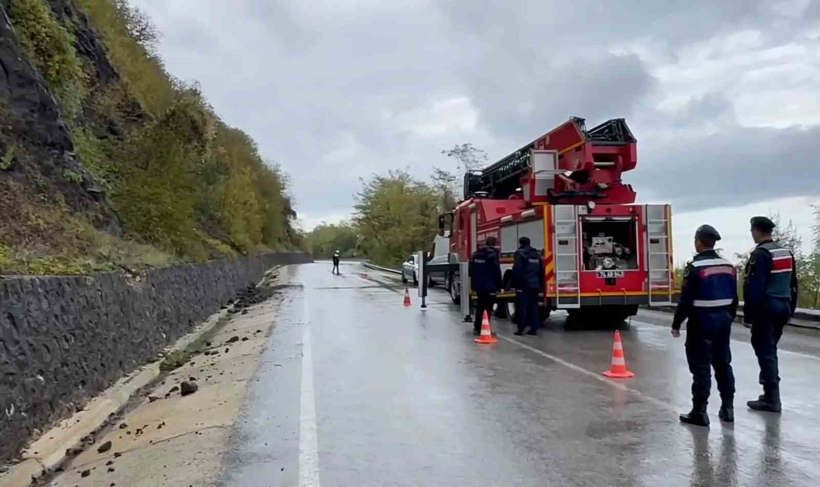 Amasra’da kayalardan sarkan kablolar paniğe neden oldu: 19 yıl önce patlatılan dinamitlerden kaynaklandığı ortaya çıktı 6 amasrada kayalardan sarkan kablolar panige neden oldu 19 yil once patlatilan dinamitlerden kaynaklandigi ortaya CbPEKAiD