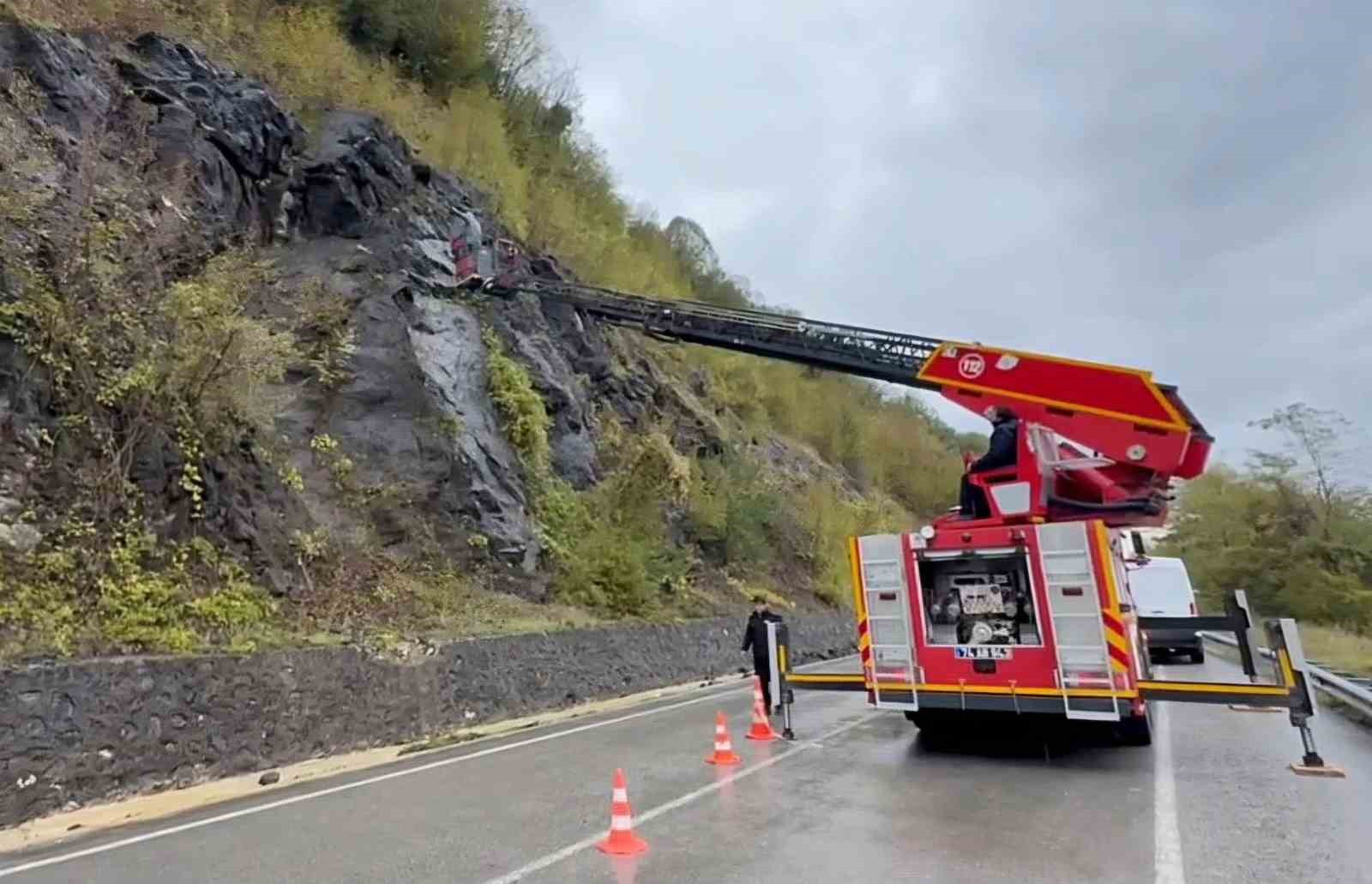 Amasra’da kayalardan sarkan kablolar paniğe neden oldu: 19 yıl önce patlatılan dinamitlerden kaynaklandığı ortaya çıktı 5 amasrada kayalardan sarkan kablolar panige neden oldu 19 yil once patlatilan dinamitlerden kaynaklandigi ortaya WYAGvbzF
