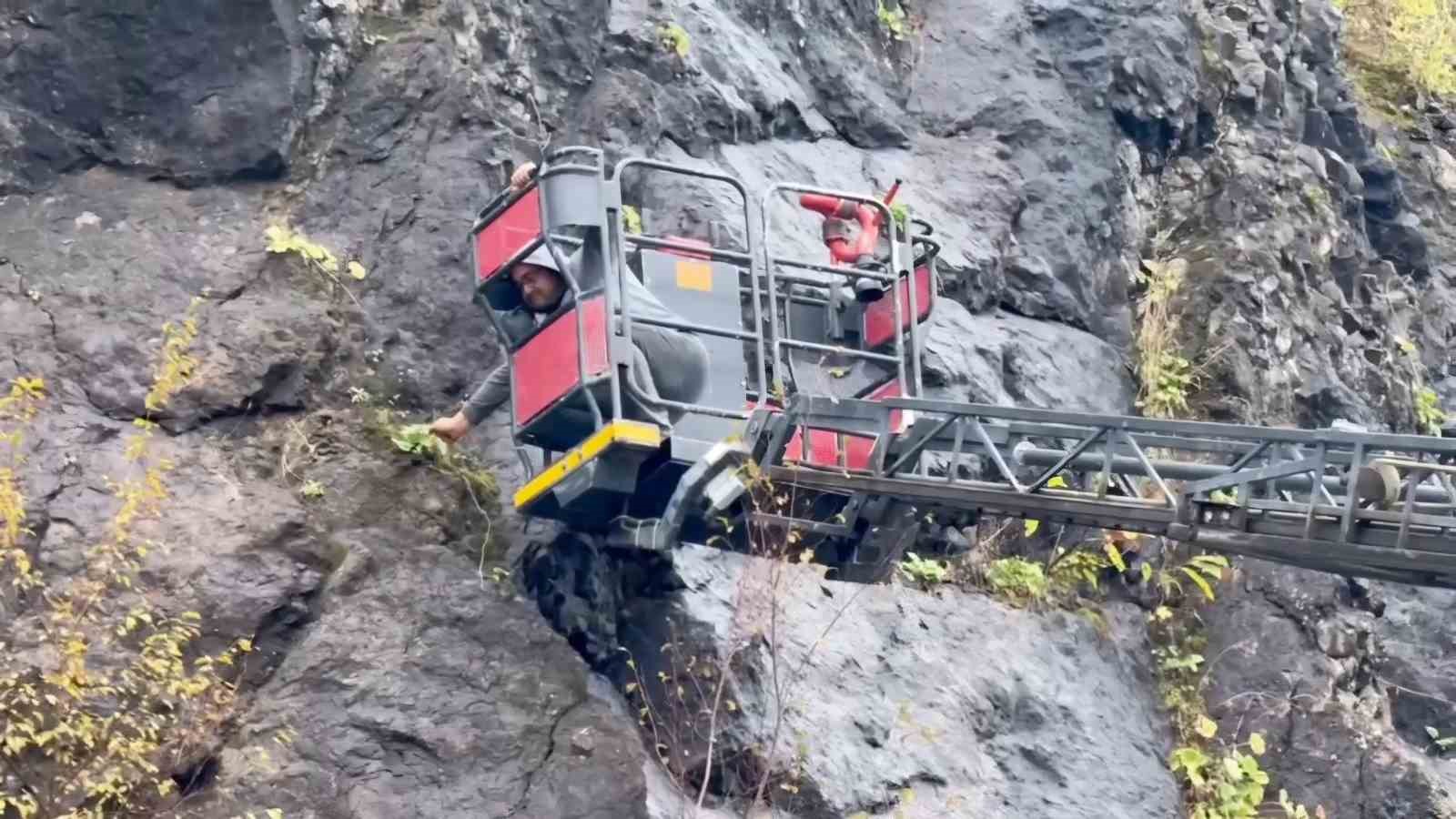 Amasra’da kayalardan sarkan kablolar paniğe neden oldu: 19 yıl önce patlatılan dinamitlerden kaynaklandığı ortaya çıktı 4 amasrada kayalardan sarkan kablolar panige neden oldu 19 yil once patlatilan dinamitlerden kaynaklandigi ortaya cr3ZzYQ7