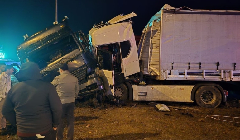 amasyada-2-tir-kavsakta-carpisti-3-yarali-C46l1Xtr.jpg