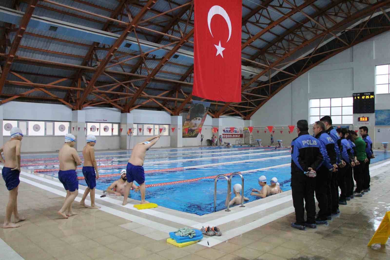 Amasya’da anneler polisten yüzme kursu istedi: "Bizim zamanımızda böyle imkan yoktu" 4 amasyada anneler polisten yuzme kursu istedi bizim zamanimizda boyle imkan yoktu 0 p5uKEaIH
