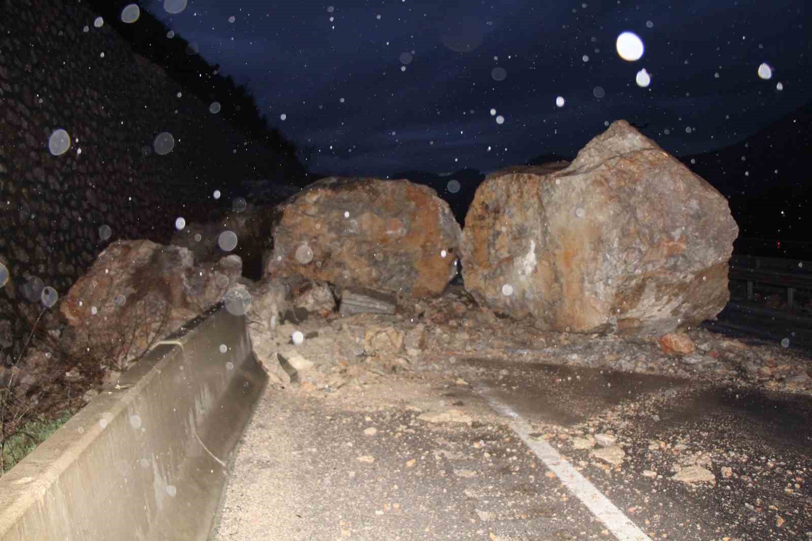 amasyada dagdan kopan dev kayalar yola dustu 3 E3k8NTYs