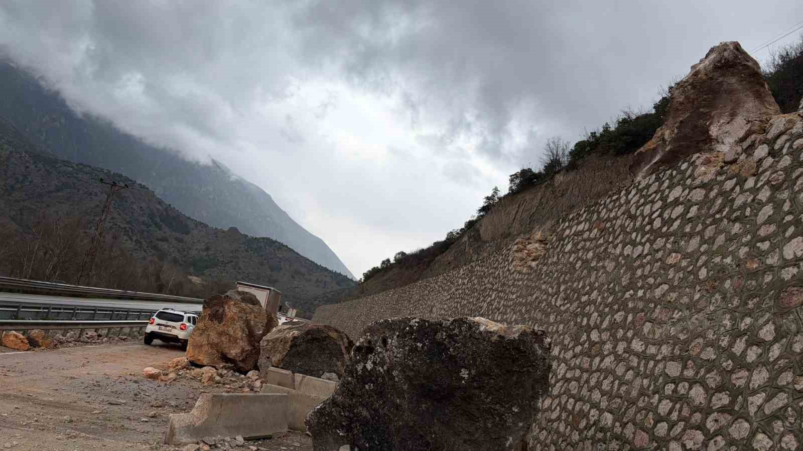 amasyada dagdan kopan dev kayalar yola dustu 5 23VSnIhN