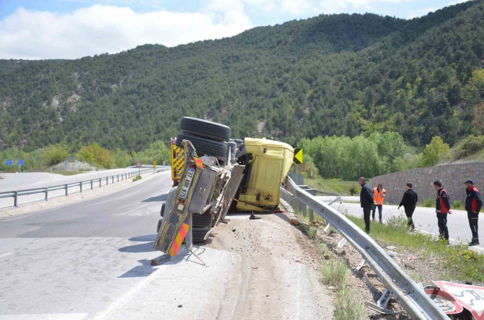 Amasya’da devrilen tırın sürücüsü hayatını kaybetti 5 amasyada devrilen tirin surucusu hayatini kaybetti 1 XBKV5d93