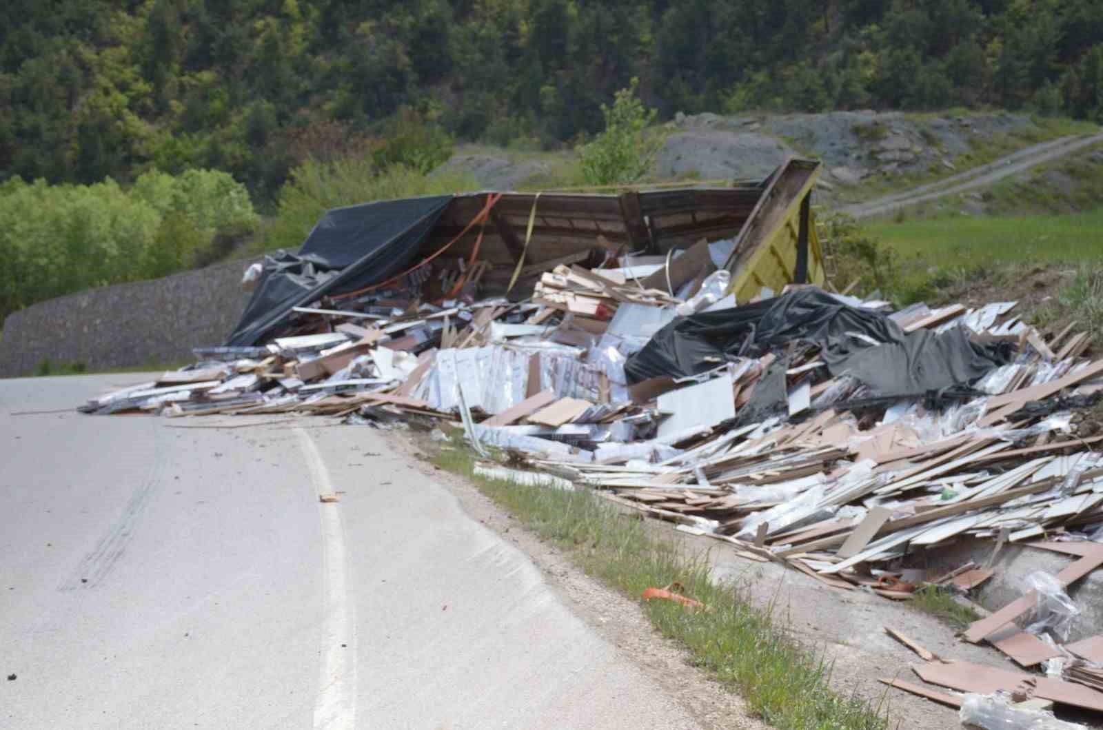 Amasya’da devrilen tırın sürücüsü hayatını kaybetti 6 amasyada devrilen tirin surucusu hayatini kaybetti 2 CA8JpSiW
