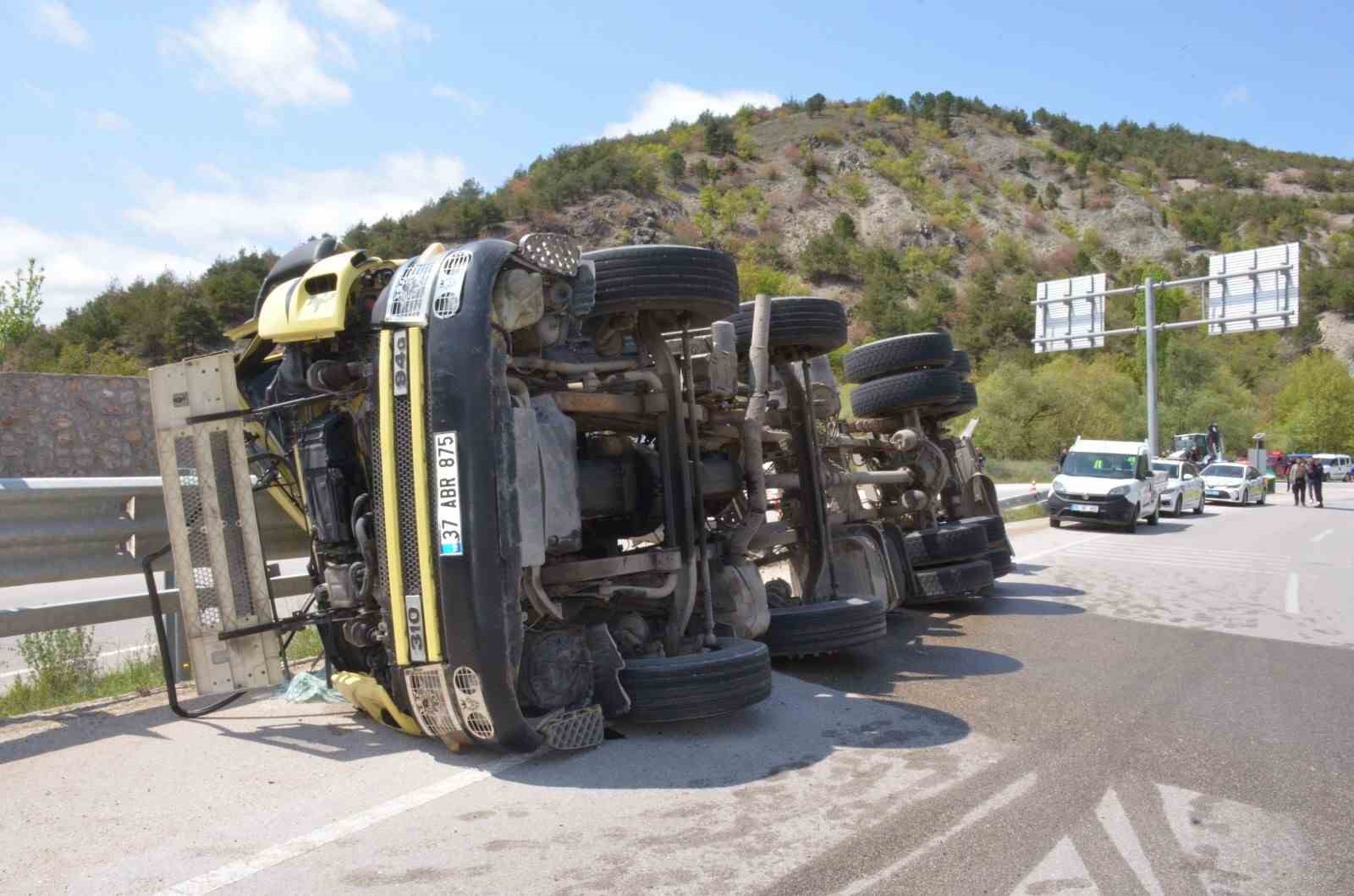 Amasya’da devrilen tırın sürücüsü hayatını kaybetti 7 amasyada devrilen tirin surucusu hayatini kaybetti 3 qmu1yHGI