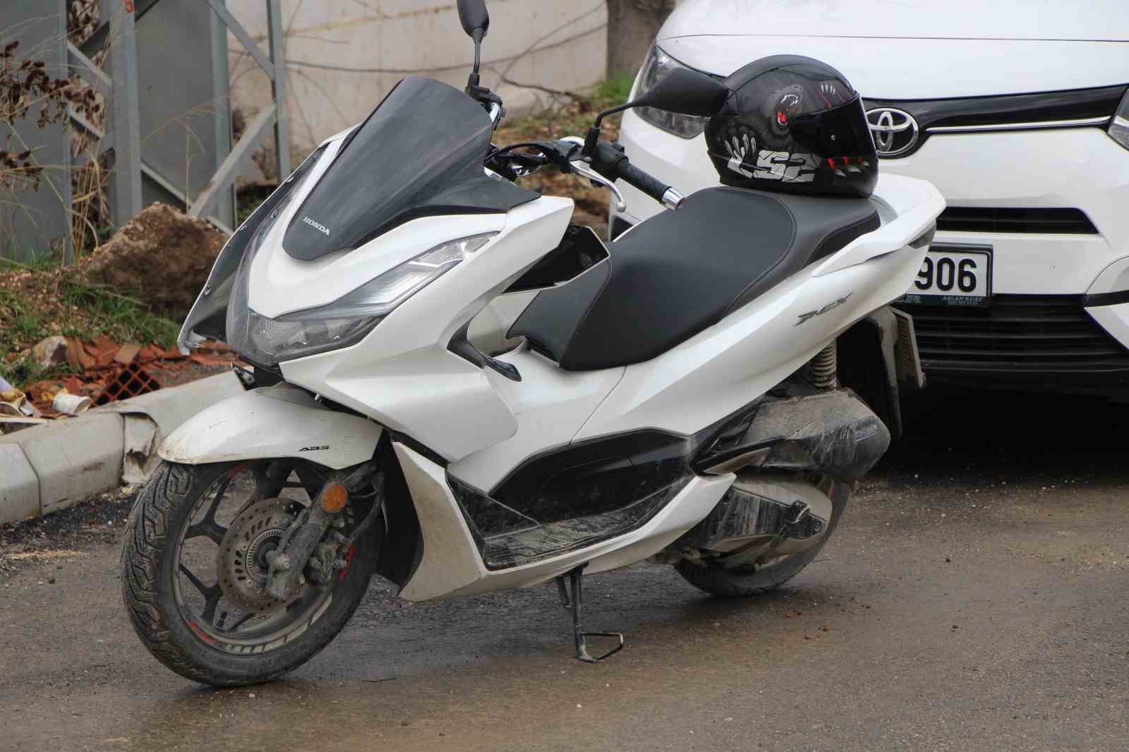 amasyada dur ihtarina uymayip kacan motosikletli cocuk onune cikan polise carpti 1 KC1kQphO