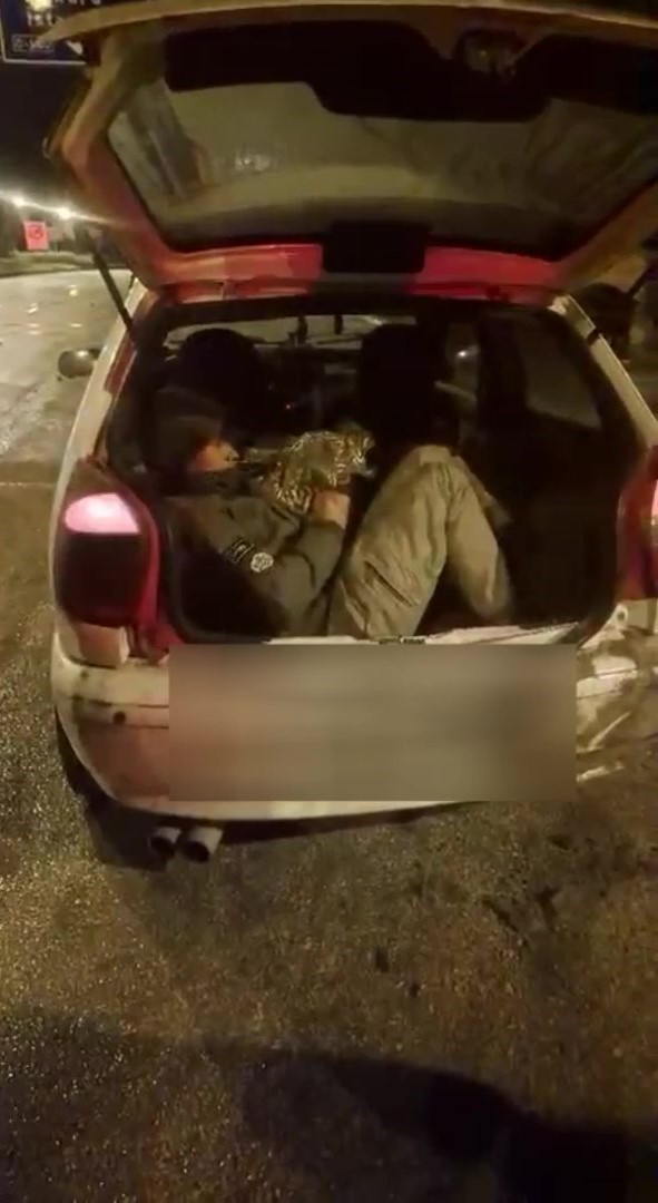 amasyada durdurulan otomobilden 5 kacak gocmen cikti 0 Qd5mOu1S