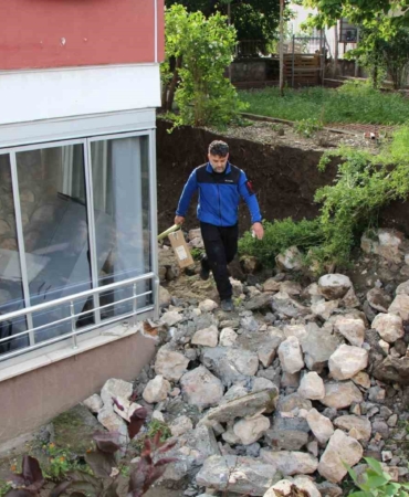 amasyada-duvar-yikildi-gurultuyu-duyanlar-deprem-sandi-KYYlguE3.jpg