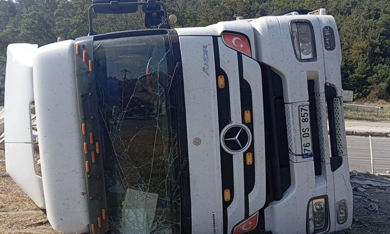 amasyada elektronik esya yuklu tir devrildi 0 gfzZKUQJ