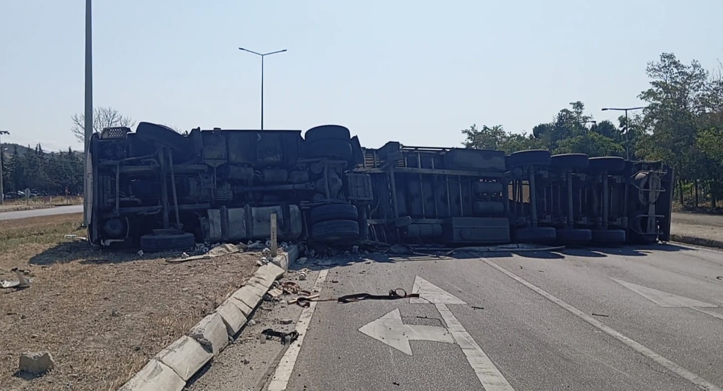 amasyada elektronik esya yuklu tir devrildi 1 kdsHwfFi
