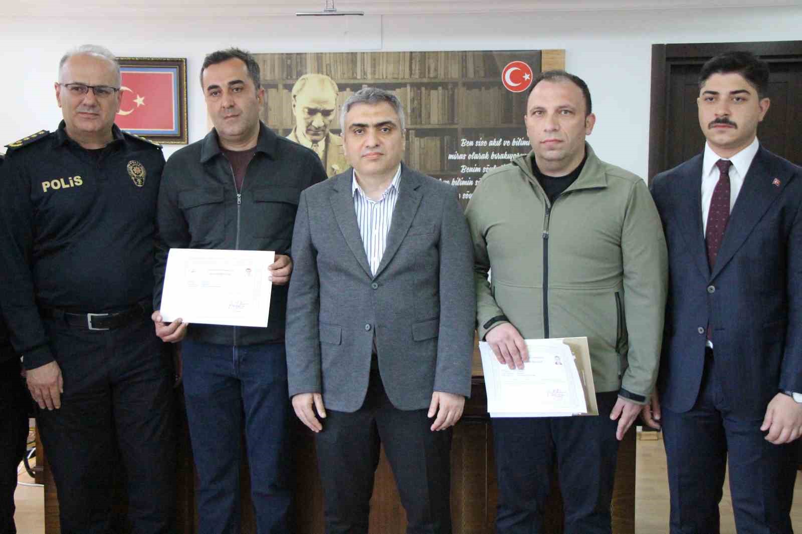 Amasya’da hayat kurtaran polisler: "Heimlich manevrasını hiç tereddüt etmeden uyguladık" 4 amasyada hayat kurtaran polisler heimlich manevrasini hic tereddut etmeden uyguladik 0 wLjQpQYK