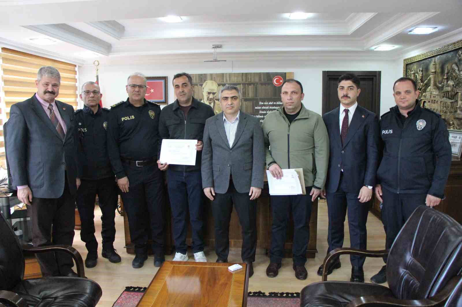 Amasya’da hayat kurtaran polisler: "Heimlich manevrasını hiç tereddüt etmeden uyguladık" 5 amasyada hayat kurtaran polisler heimlich manevrasini hic tereddut etmeden uyguladik 1 e7SKWsfk