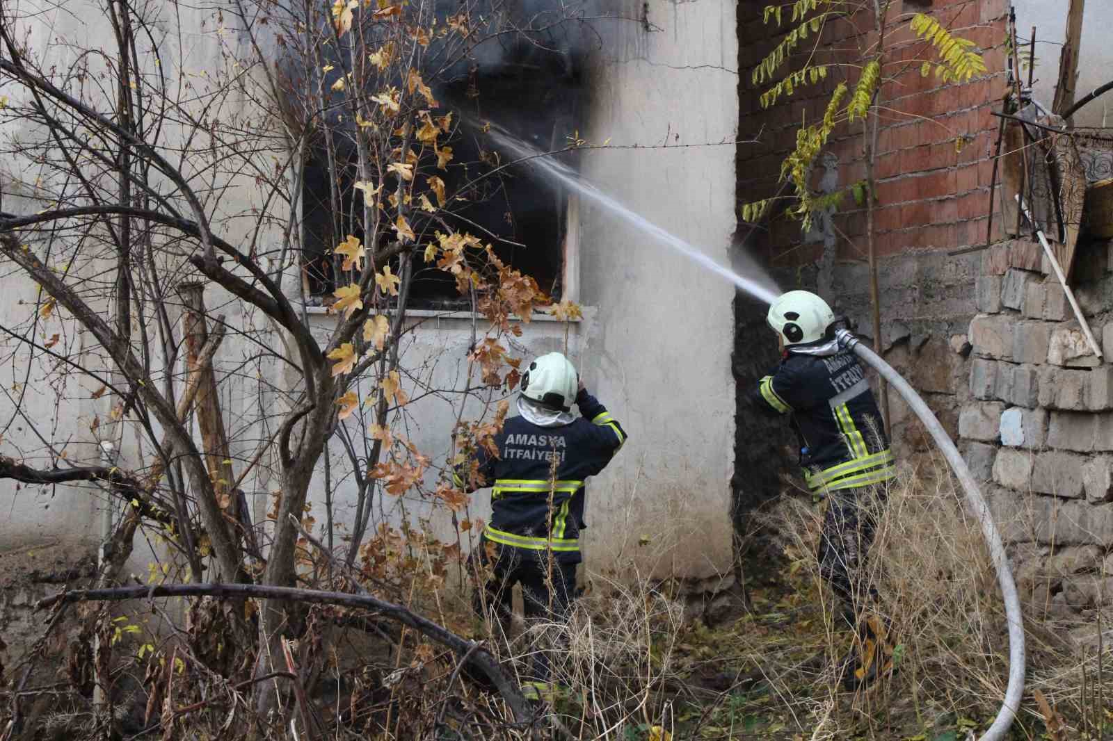 Amasya’da iki katlı evde yangın: Yaşlı kadın yangını ağlayarak izledi 7 amasyada iki katli evde yangin yasli kadin yangini aglayarak izledi 3 yTEY8lBG