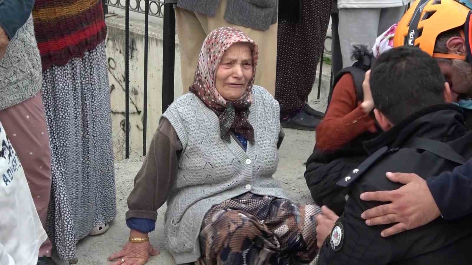 Amasya’da iki katlı evde yangın: Yaşlı kadın yangını ağlayarak izledi 8 amasyada iki katli evde yangin yasli kadin yangini aglayarak izledi 4 4kEZaCSG