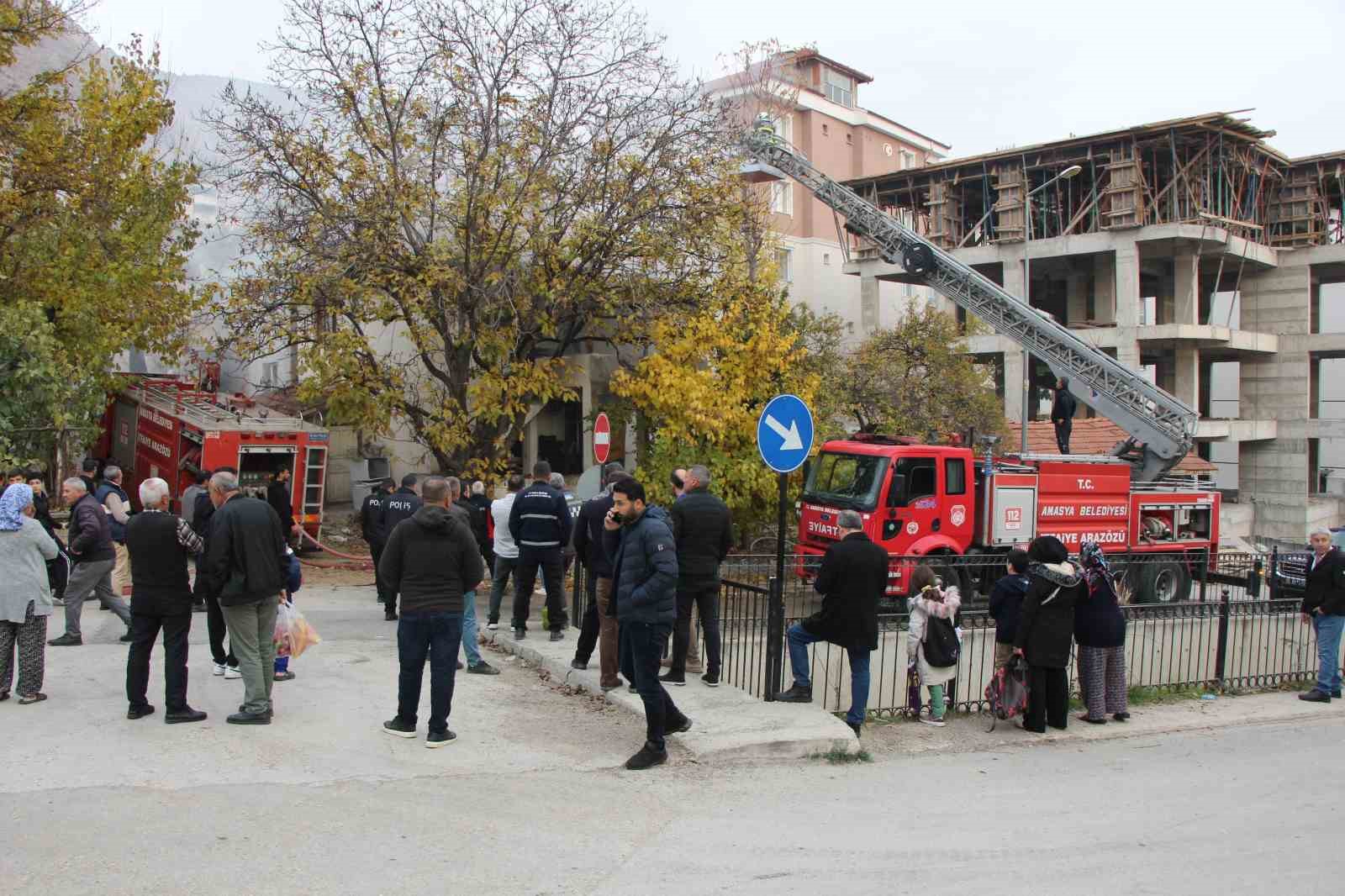 Amasya’da iki katlı evde yangın: Yaşlı kadın yangını ağlayarak izledi 9 amasyada iki katli evde yangin yasli kadin yangini aglayarak izledi 5